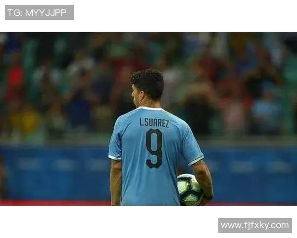 孤独的足球明星在绿茵场上追逐梦想的背影与心灵的挣扎