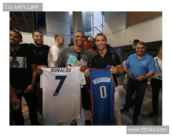 小孩与足球明星亲密互动瞬间感动无数球迷的温馨视频分享 小孩与足球明星亲密互动瞬间感动无数球迷的温馨视频分享